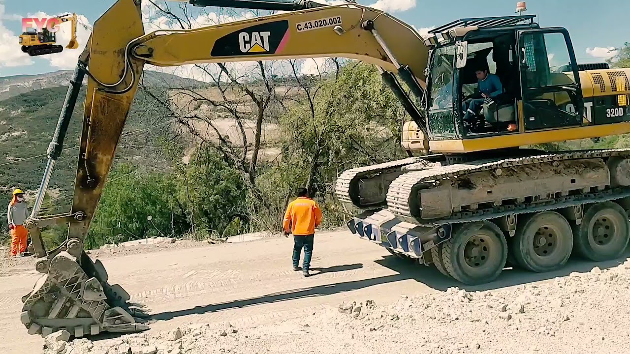 🛑Subiendo una excavadora Caterpillar 320D a una plataforma sin rampa🚜🛑