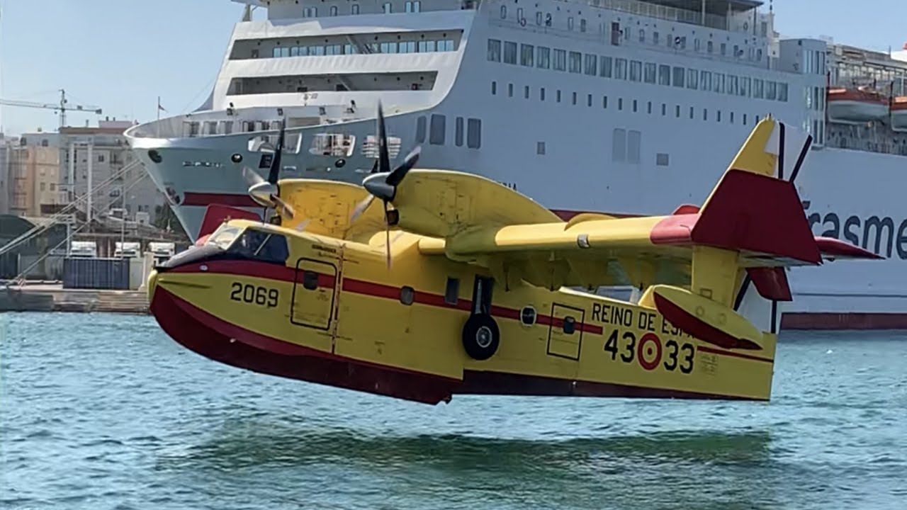 Hidroaviones cargando agua en el puerto Málaga 15-8-2020. Incendio en Almogía