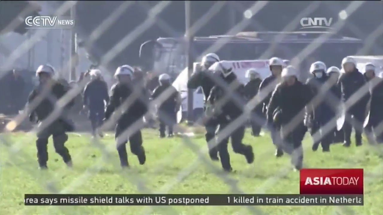 Refugee Crisis: Afghan migrants breach Macedonia border fence