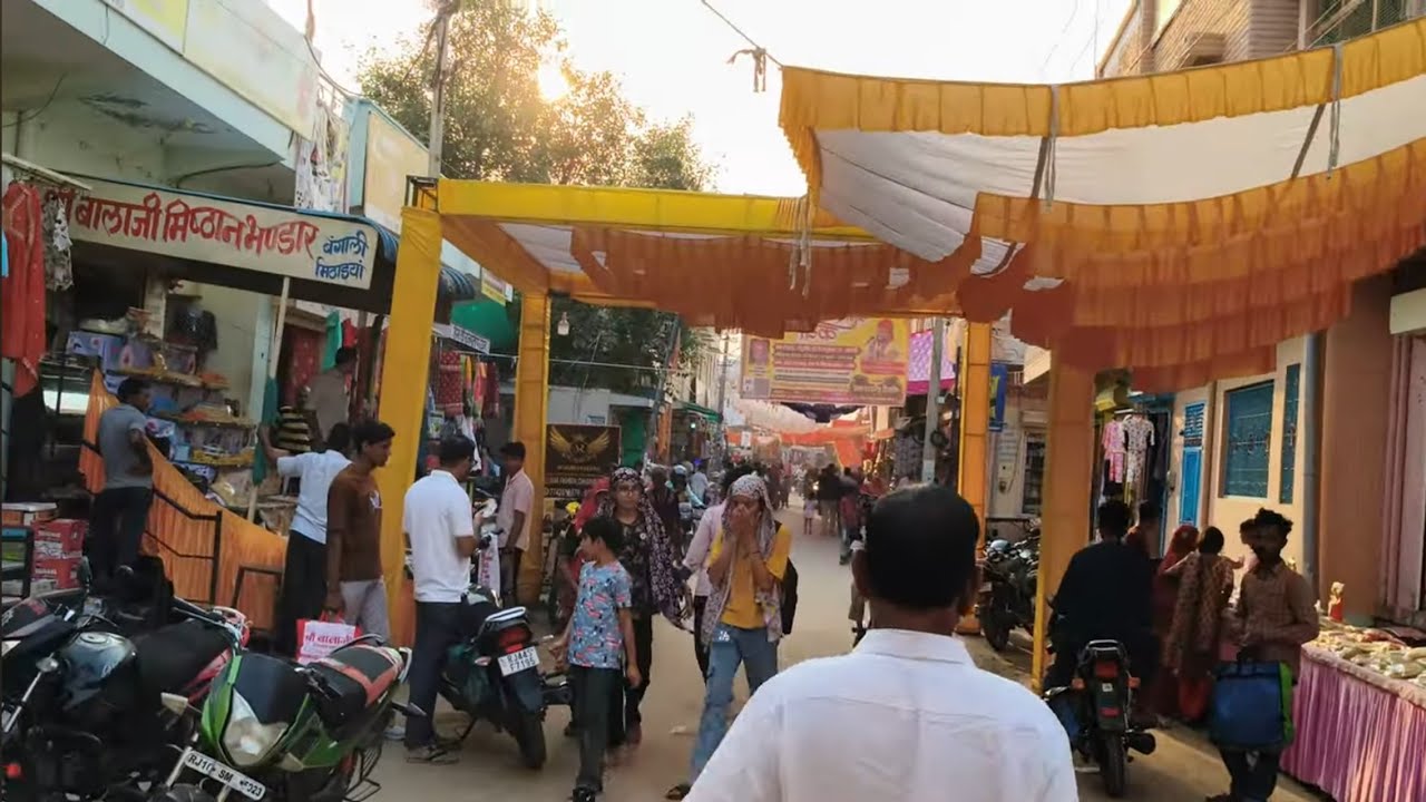 दीपावली के पर्व पर छापर के बाजार में उमड़ी भीड़ का नजारा 