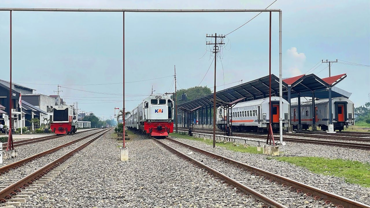 PASUKAN KERETA PAGI PADATI AREA PARKIR KERETA !!  berburu Kereta Api Stasiun Pulu Brayan Mdn (2025)