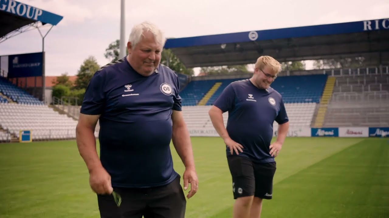 Kom med rundt på det nye græstæppe med Bendy og Casper