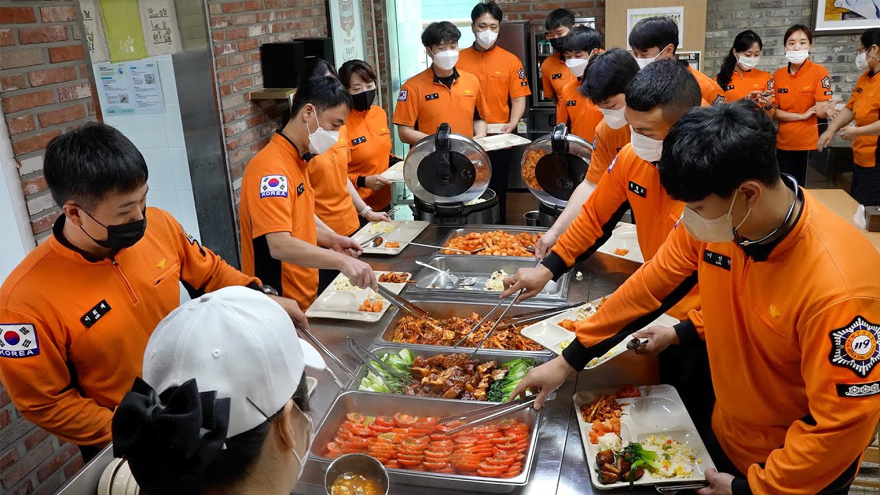 역대급 바쁜 119소방서 급식상황!? 삼겹 동파육, 계란볶음밥까지 만드는 생생한 현장┃A meal of the busiest firefighters/KoreanStreetFood