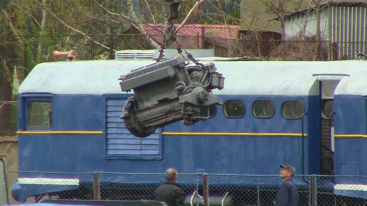 Заміна двигуна 1Д12 на тепловозі ТУ2 -098. Ужгород ДЖД. 1D12 Engine replace on TU2 diesel locomotive