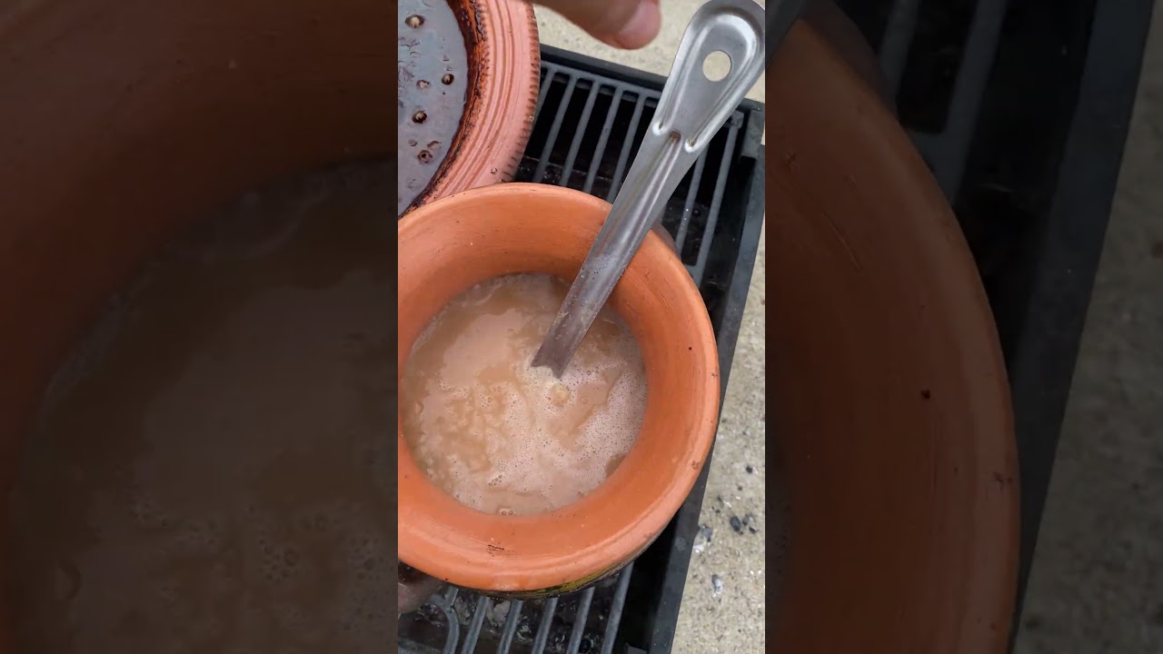 Comida estilo Guerrero mole de pollo de rancho en leña con frijole de la holla el savor de Guerrero