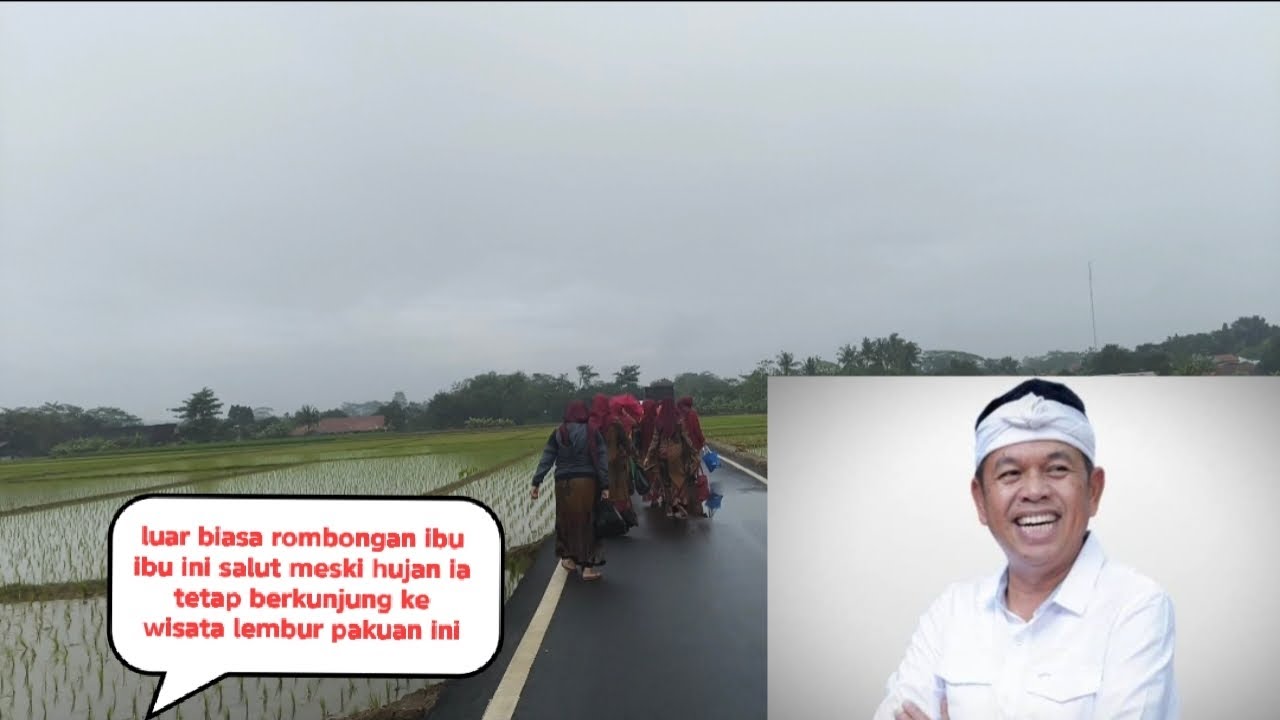 Luar biasa pengujung ibu ibu ini meski hujan dia tetap datang ke wisata lembur pakuan ini 