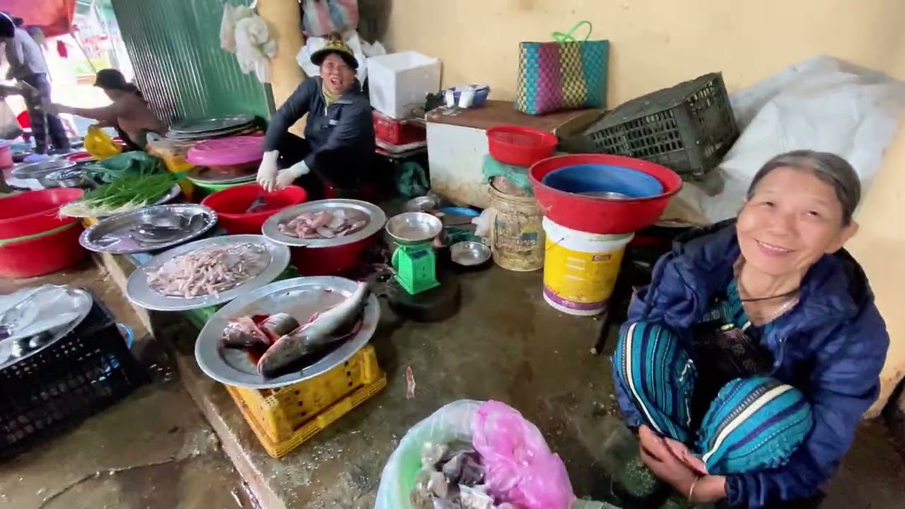 ĐI CHỢ QUÊ Ở HUẾ MÀ GẶP TIỂU THƯƠNG KÊU Ế QUÁ TRỜI ĂN BỮA SÁNG 10K