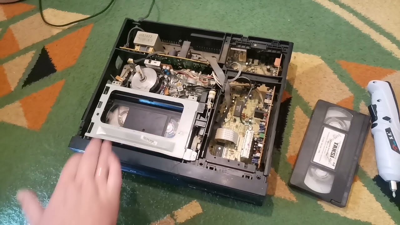 Видеомагнитофон пробуем запустить. Записи на кассетах с 1999 года.