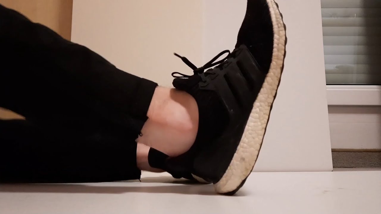 Ultra Boost sockless shoeplay lying on the ground