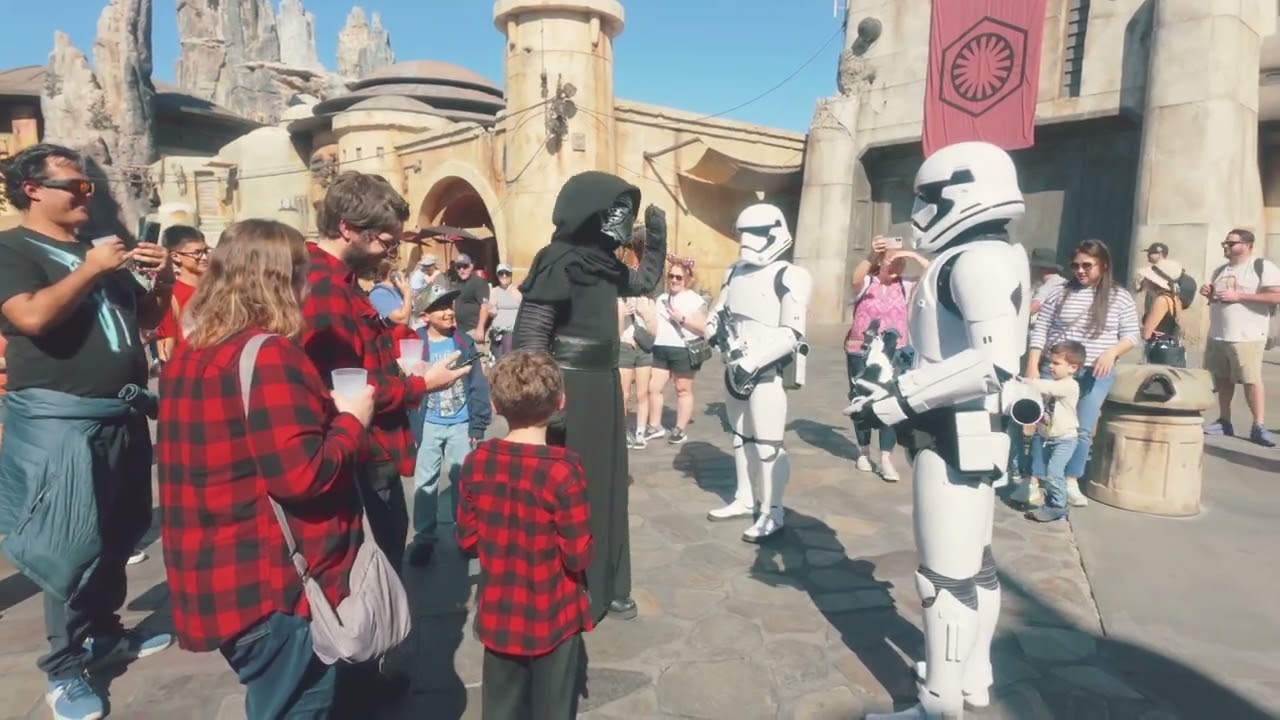 When you barely walk into Black Spire Outpost  on Batuu and can tell Kylo Ren is having a bad day 😅