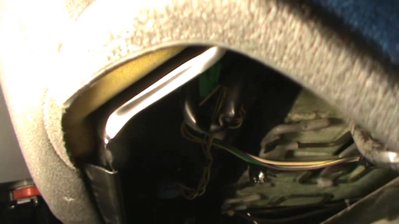 Citroen C3. Desmontar extraer asientos delanteros. Video 2 de 20. Remove front seats.