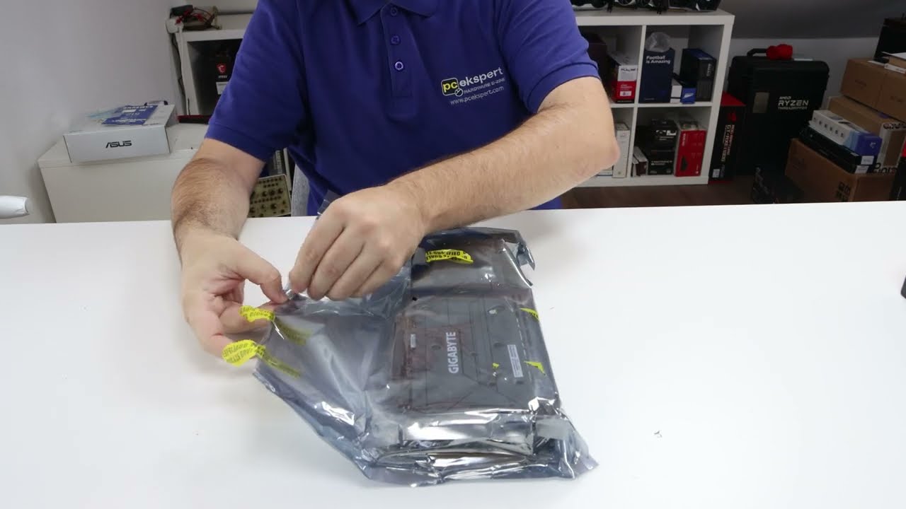 Gigabyte Radeon RX 7700 XT Gaming OC 12G unboxing