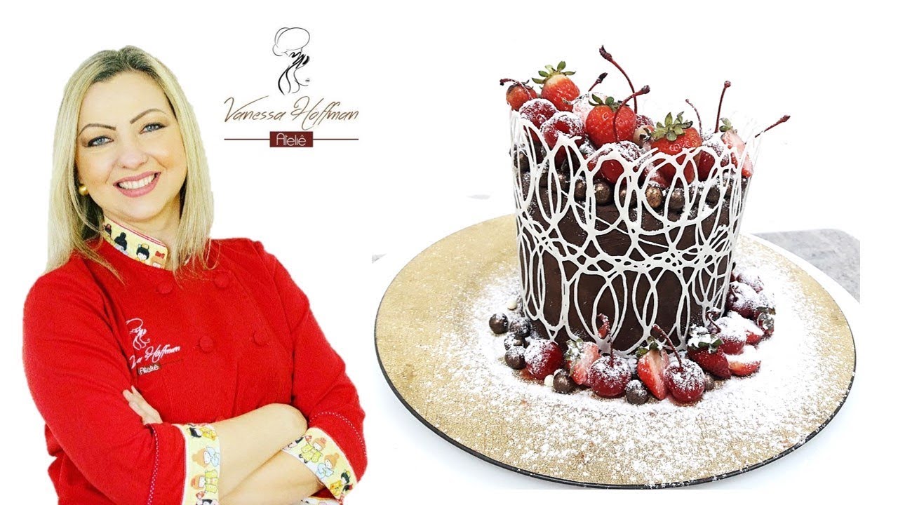 BOLO COM GRADE DE CHOCOLATE SOBRE GANACHE. .
