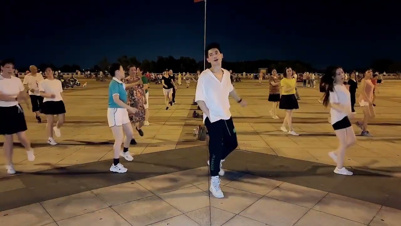 广场舞《爱火》歌曲嗨，动感节奏一听就醉