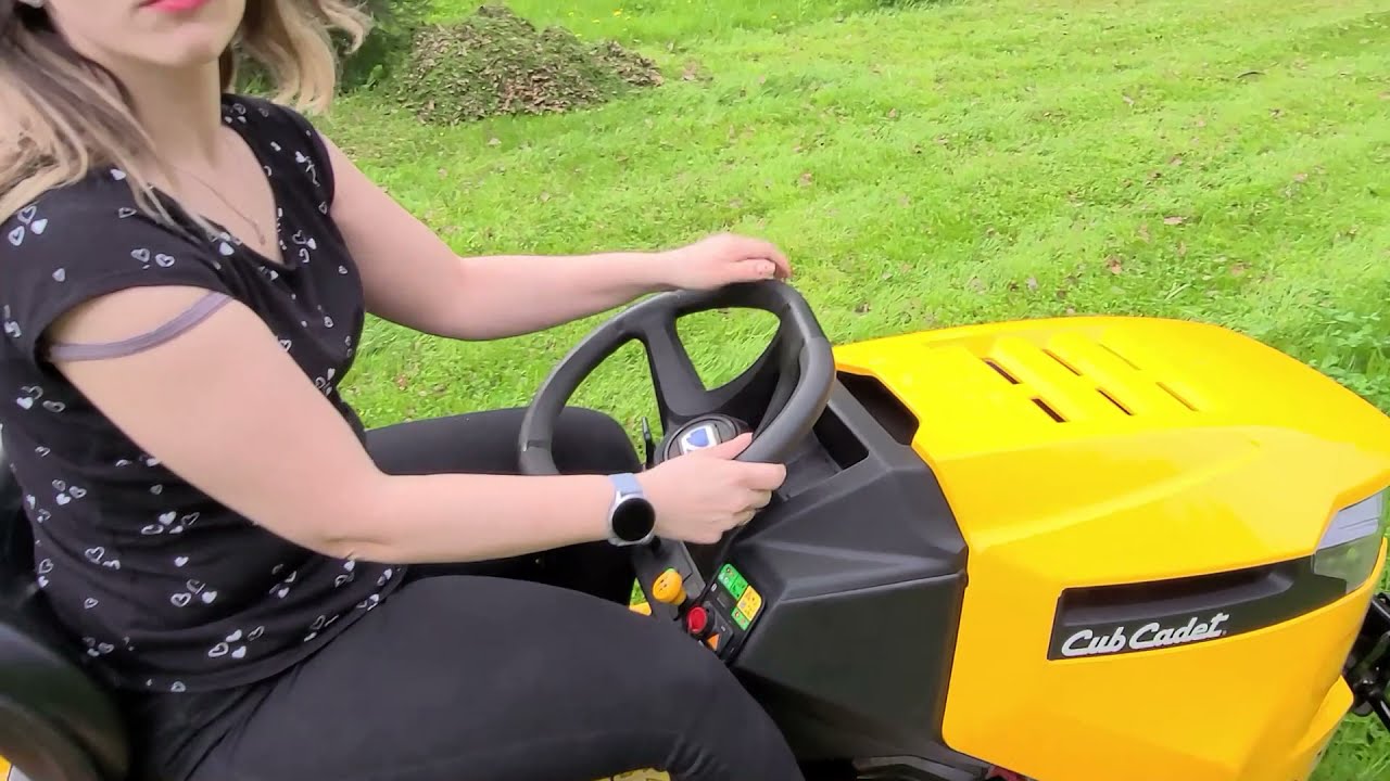 Traktorek pierwsze Koszenie Żony CubCadet