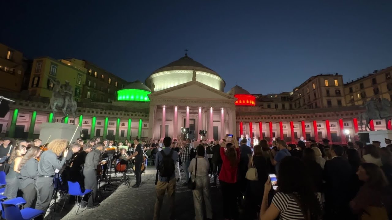 Napoli, inaugurate le nuove luci di piazza Plebiscito