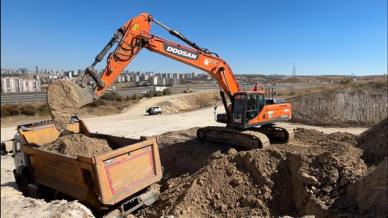 DOOSAN DX 300 Lc EKSKAVATÖR OTOBAN YAN YOL BAĞLANTI ÇALIŞMASI HAFRİYAT YÜKLEME