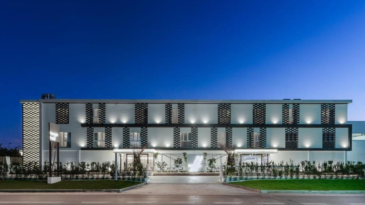 Hangar Hotel, Teverola, Italy