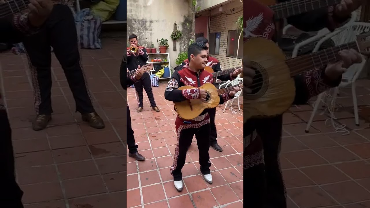Boliviano canta Aquí Abajo - Christian Nodal