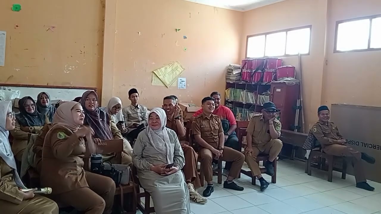 Paturay tineung kepala sekolah Dedeh,S.Pd