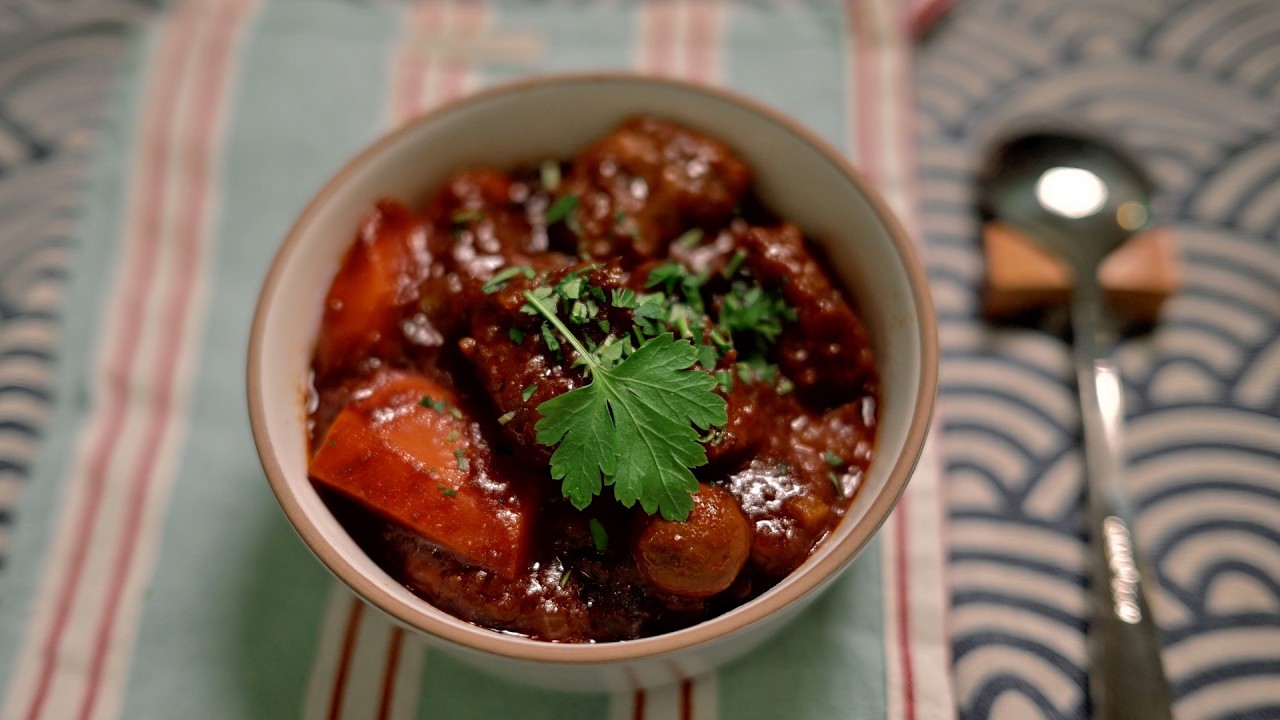 Говядина по-бургундски: Нежное мясо в вине. Секрет ресторанного вкуса у вас дома.
