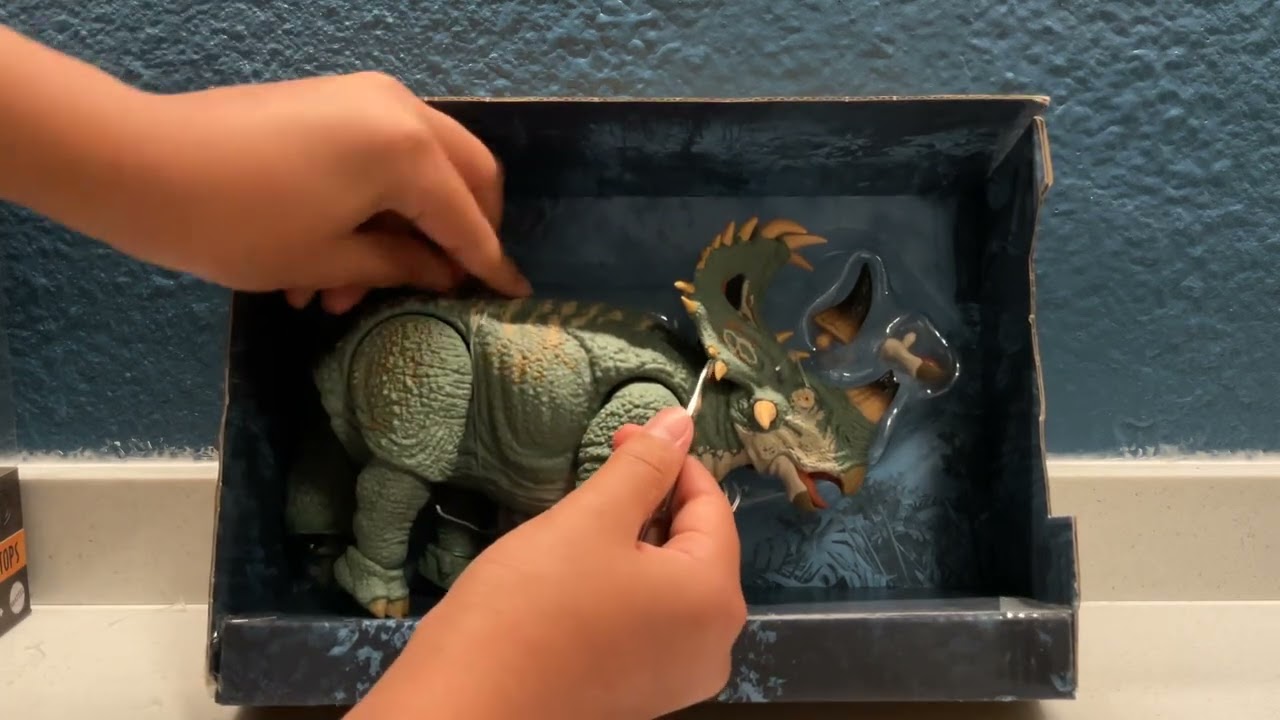 Unboxing de la figura del Sinoceratops Hammond Collection￼