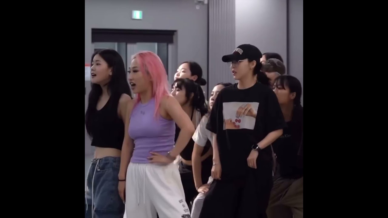 Moonbyul never took her eyes off Solar #mamamoo #moonsun #sweet