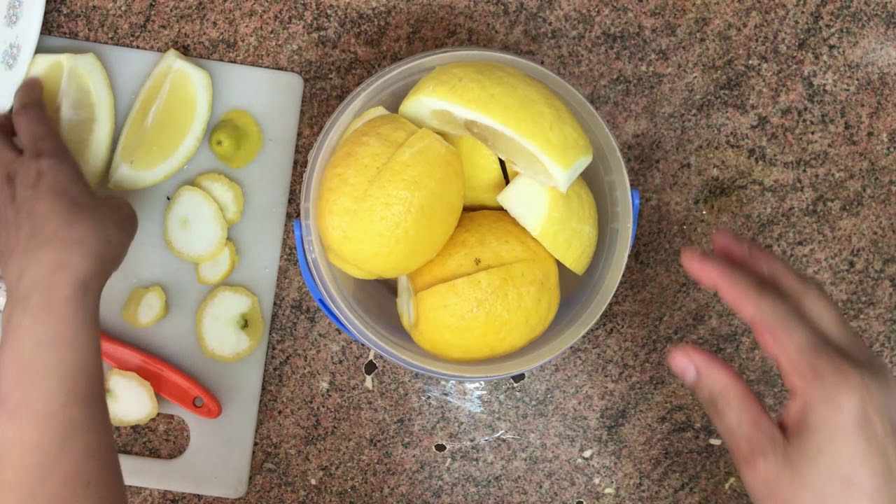Limón confitado al estilo marroquí tradicional / limón en conserva / comida de Marruecos con hakima.