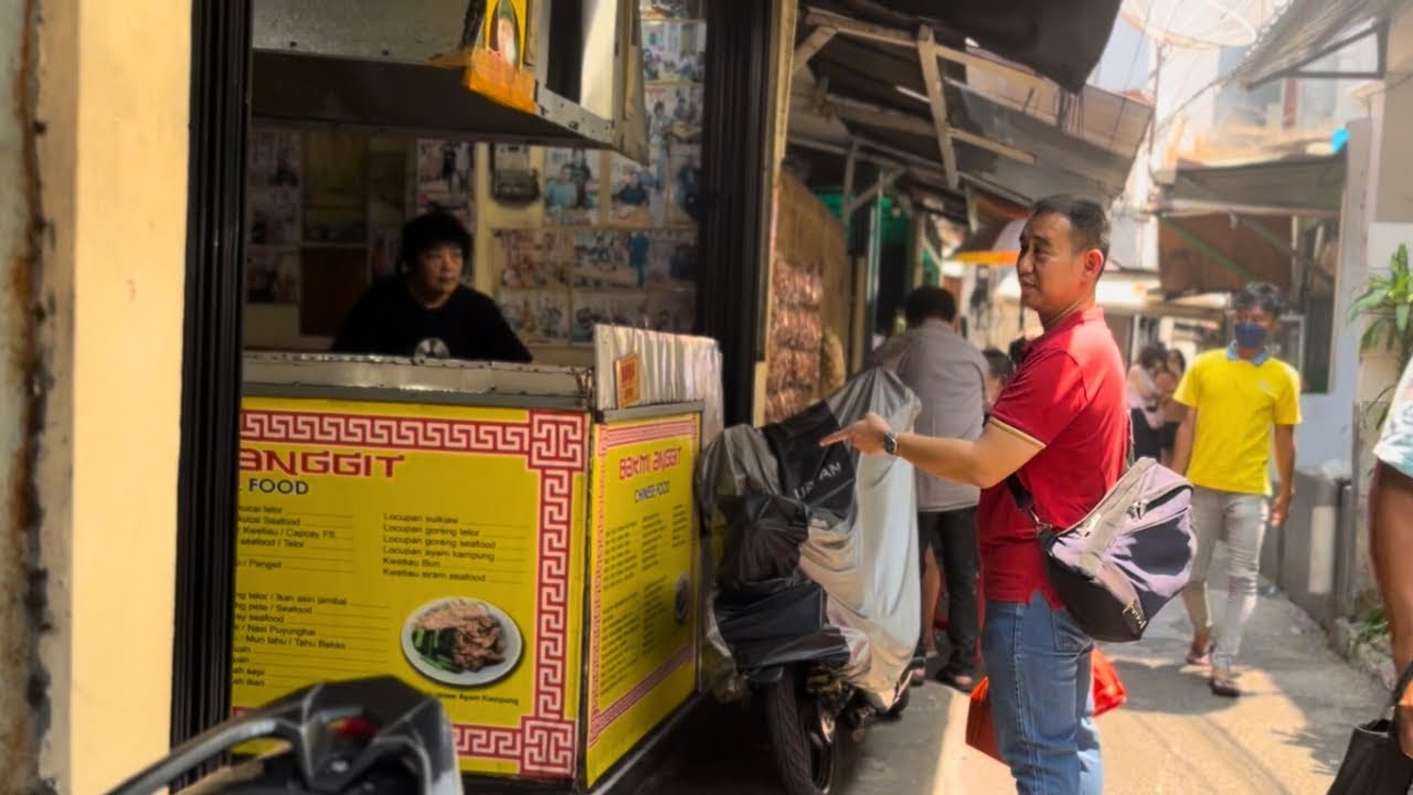 Lihat Senyumnya Saat Menemukan Kuliner Enak di Pancoran Glodok [Bakmi Anggit] #kuliner