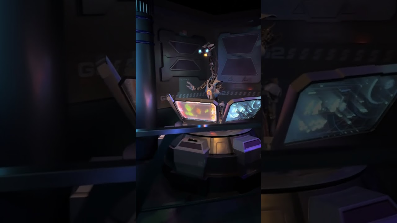 Un dro&iuml;de pr&eacute;pare les donn&eacute;es de notre voyage...  #disneylandparis #shorts #insidears #startours