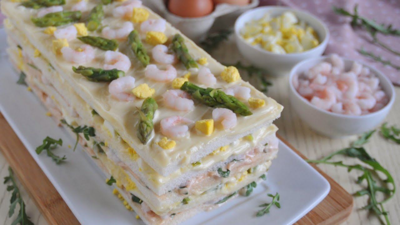 Torta tramezzino con uova asparagi e gamberetti