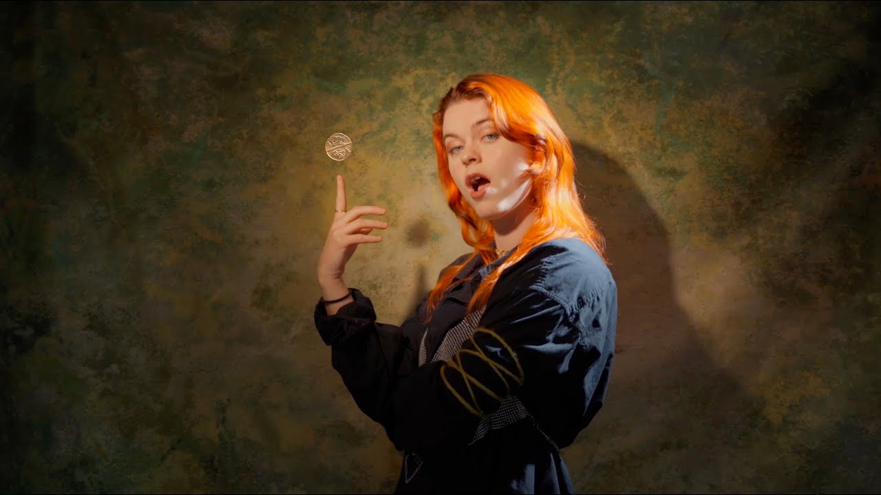 Ellie Dixon - Loose Change (Official Visualiser)
