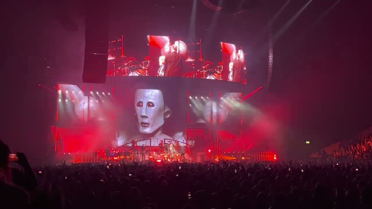 Queen + Adam Lambert Copenhagen (night 1) - Ay oh/We Will Rock You/We Are The Champions