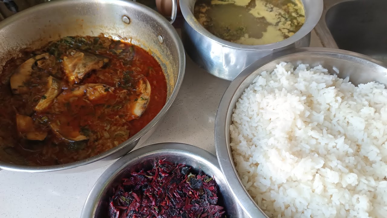 আজকের রান্নায় ইলিশ মাছ ভুনা, লাল শাক ভাজি, মুগ ডাল, ভাত।