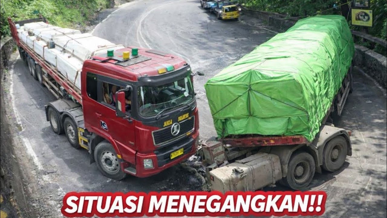 Truk Trailer Siba Surya Melintas Di Tanjakan Sitinjau Lauik Penuh Muatan Berat