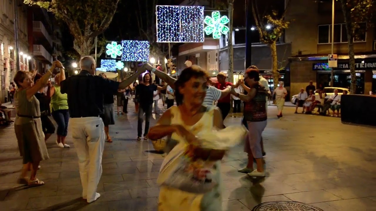 BARCELONA (2011) LA COBLA CIUDAD DE TARRASA EN LA RAMBLA DEL POBLENOU