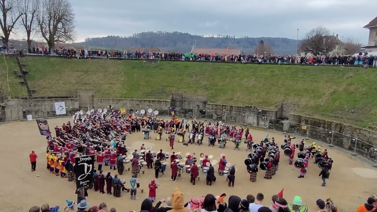 Carnaval d'Avenches 2023 ~ morceau d'ensemble des guggens dans les Arènes 