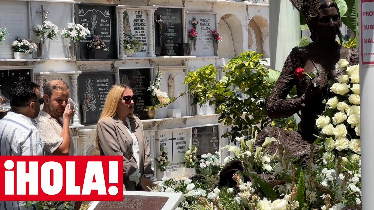Rocío Flores llora desconsolada en el homenaje por su abuela, Rocío Jurado, en Chipiona