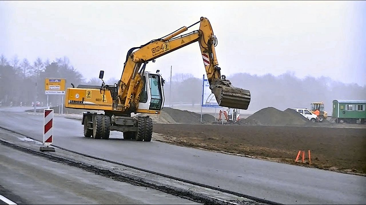 Mobilbagger Liebherr A904 Litronic im Strassenbau / Wheeled excavator Liebherr A904 Litronic