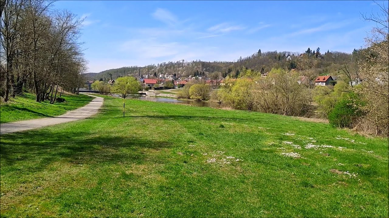 Nižbor a jeho zámek na přírodním ostrohu