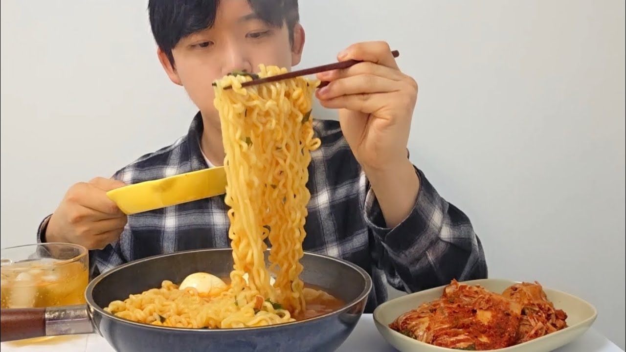 쫄깃쫄깃 오동통통… 너구리에 만두랑 김장김치 Mukbang 🍜🥟