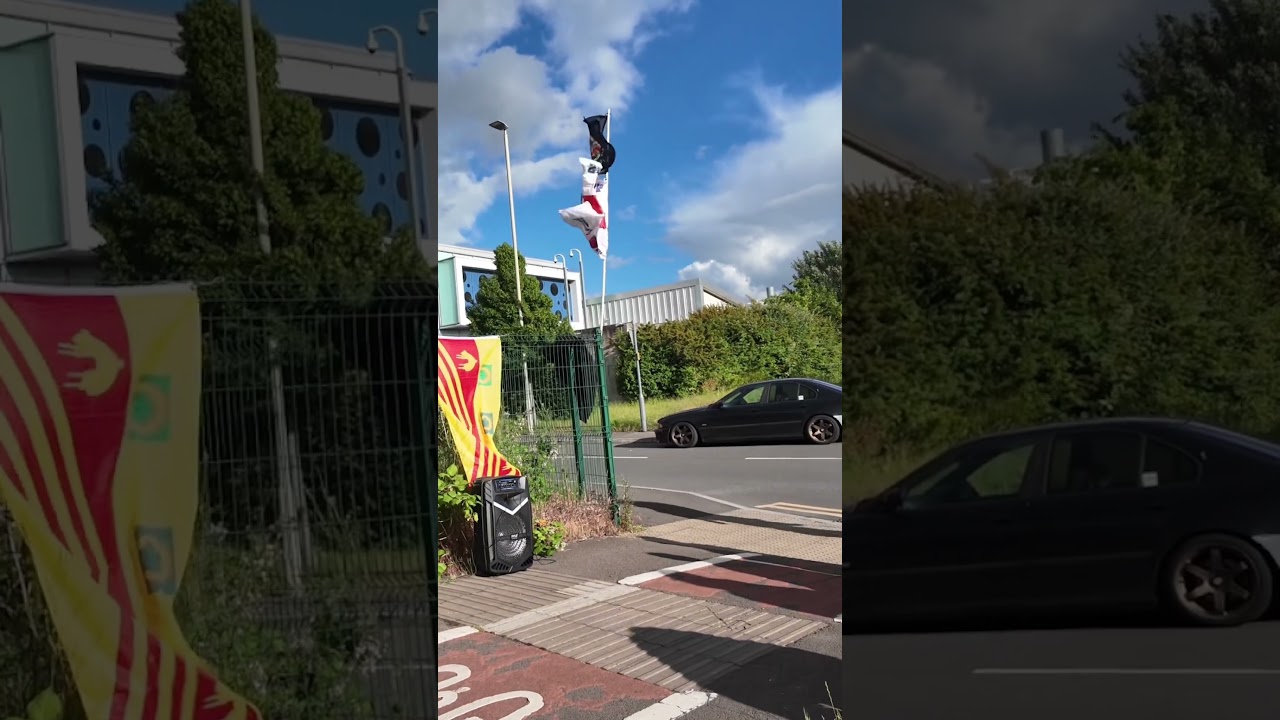 Полицейский проверяет протест у отделения полиции в Глостере, светлая память Генри Новаку #henryn...