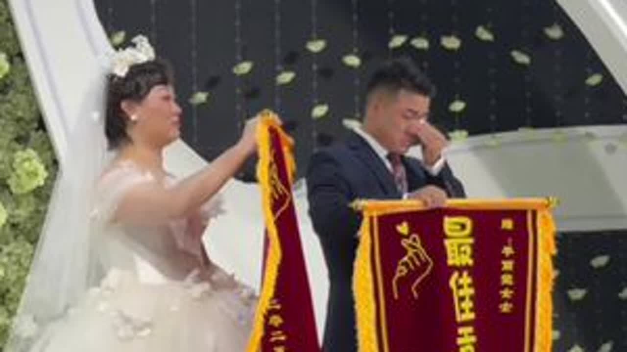 婚礼上姐姐的故事 兄弟姐妹是父母留给他们彼此最大的财富，希望他们手足情深 彼此依靠，血缘这个东西真的很奇妙，不求回报的付出 却只想让你真正开心快乐#婚礼上感动的瞬间 #婚礼现场 #姐姐弟弟 #姐...