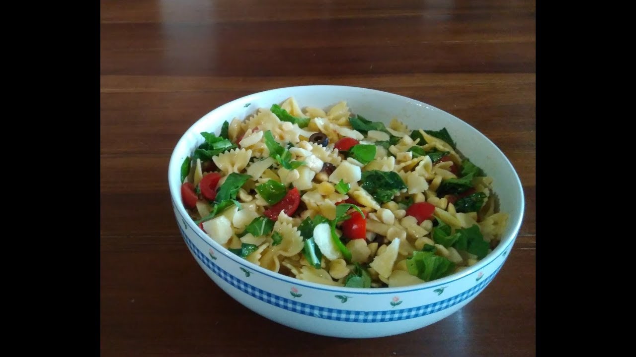Pasta fredda con rucola, pomodorini, scaglie di parmigiano e mandorle