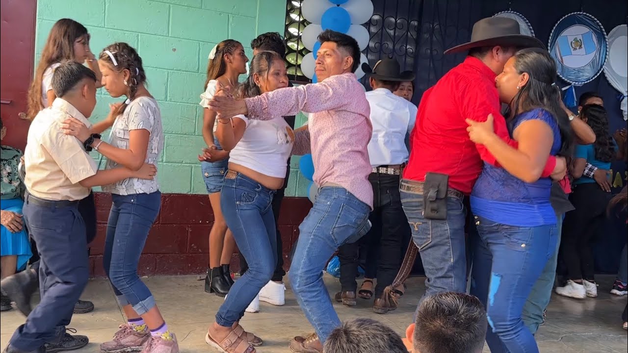 Quien baila más divertido el de camisa roja o el de camisa rosada 🤣 suscríbete y comparte 