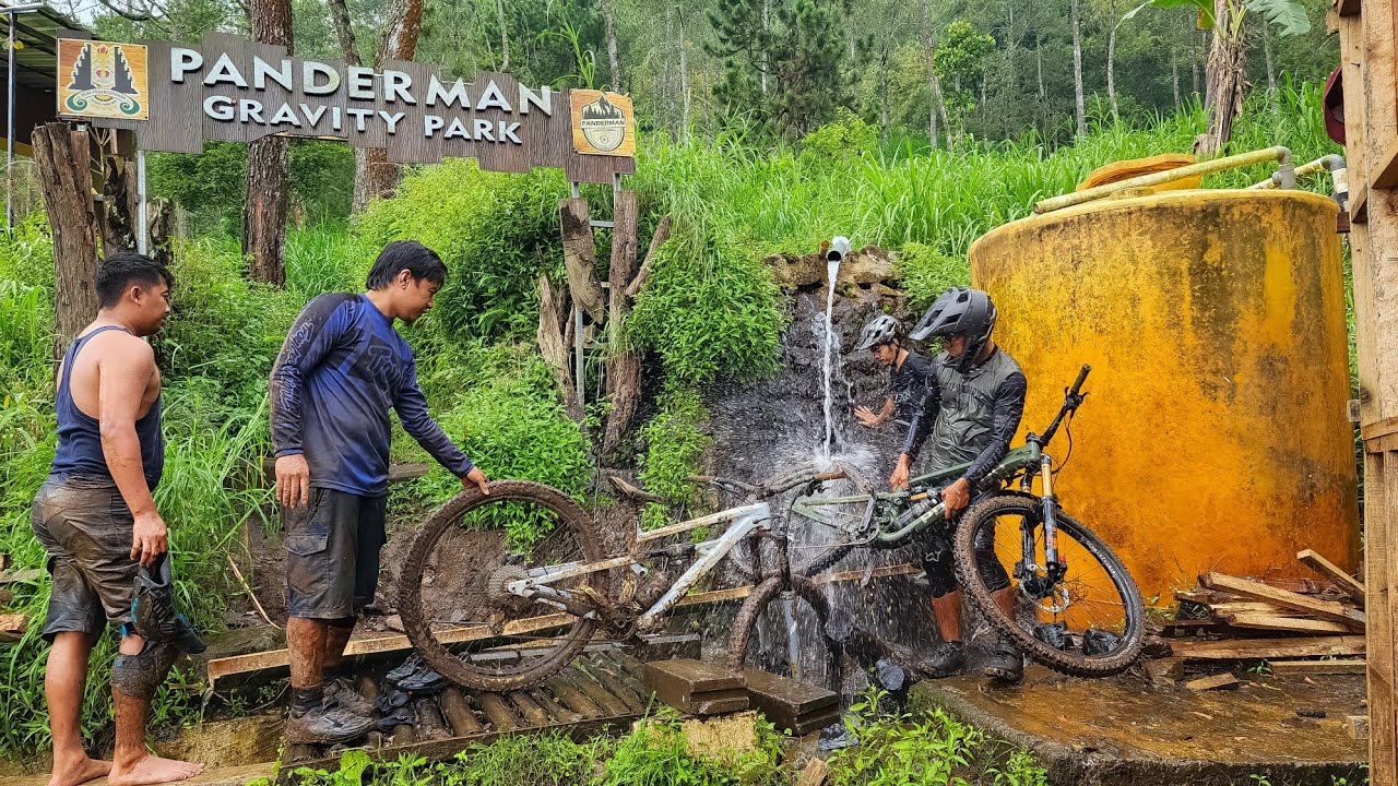 Heavy Rain In PANDERMAN GRAVITY PARK ~ One of The Best Cycling Track Areas in Batu Malang East Java