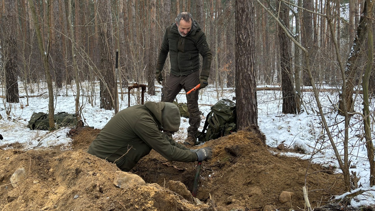 **Берлин: копаем замёрзшую линию фронта — редкая находка: стопка тканевых нашивок с орлом**