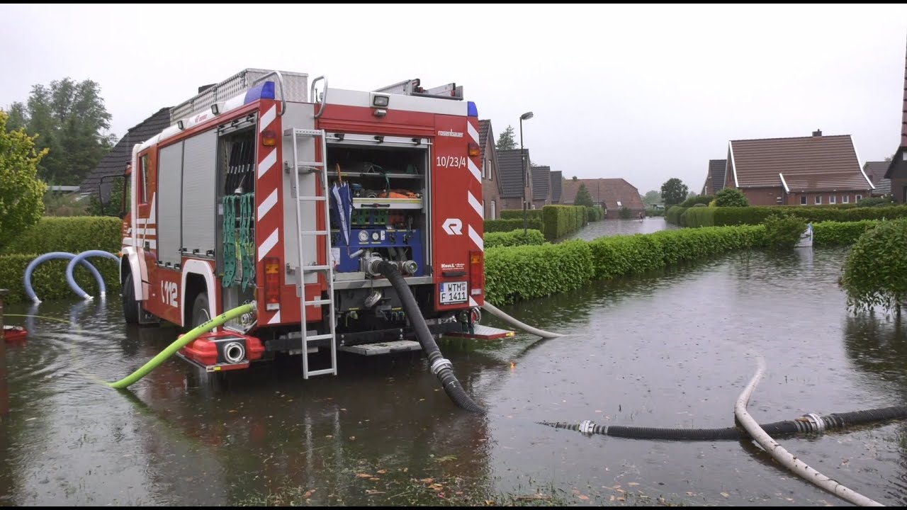 NACH STARKREGEN: STRAßEN, KELLER, GRUNDSTÜCKE UND GANZE WOHNSIEDLUNG UNTER WASSER