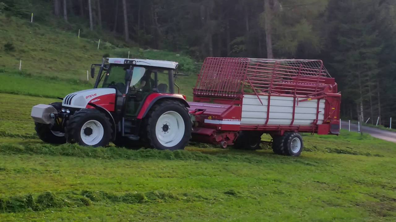 Steyr 9090M mit Pöttinger Erntewagen 2