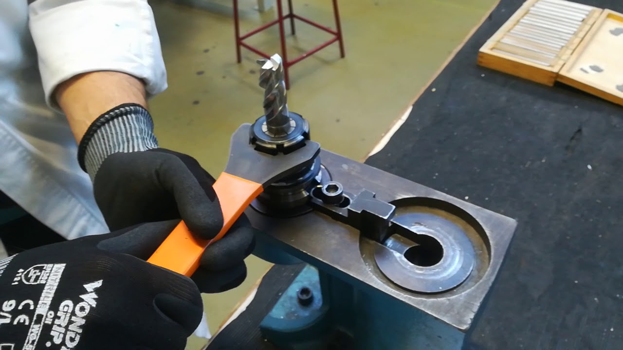 Montage outil dans porte outil à pince